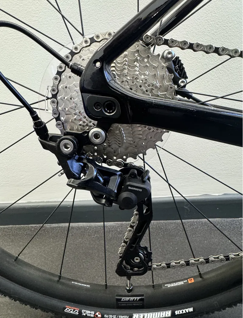 EX DEMO Giant Revolt Advanced 3 Gravel Bike Medium/Large 2024 in Black-4