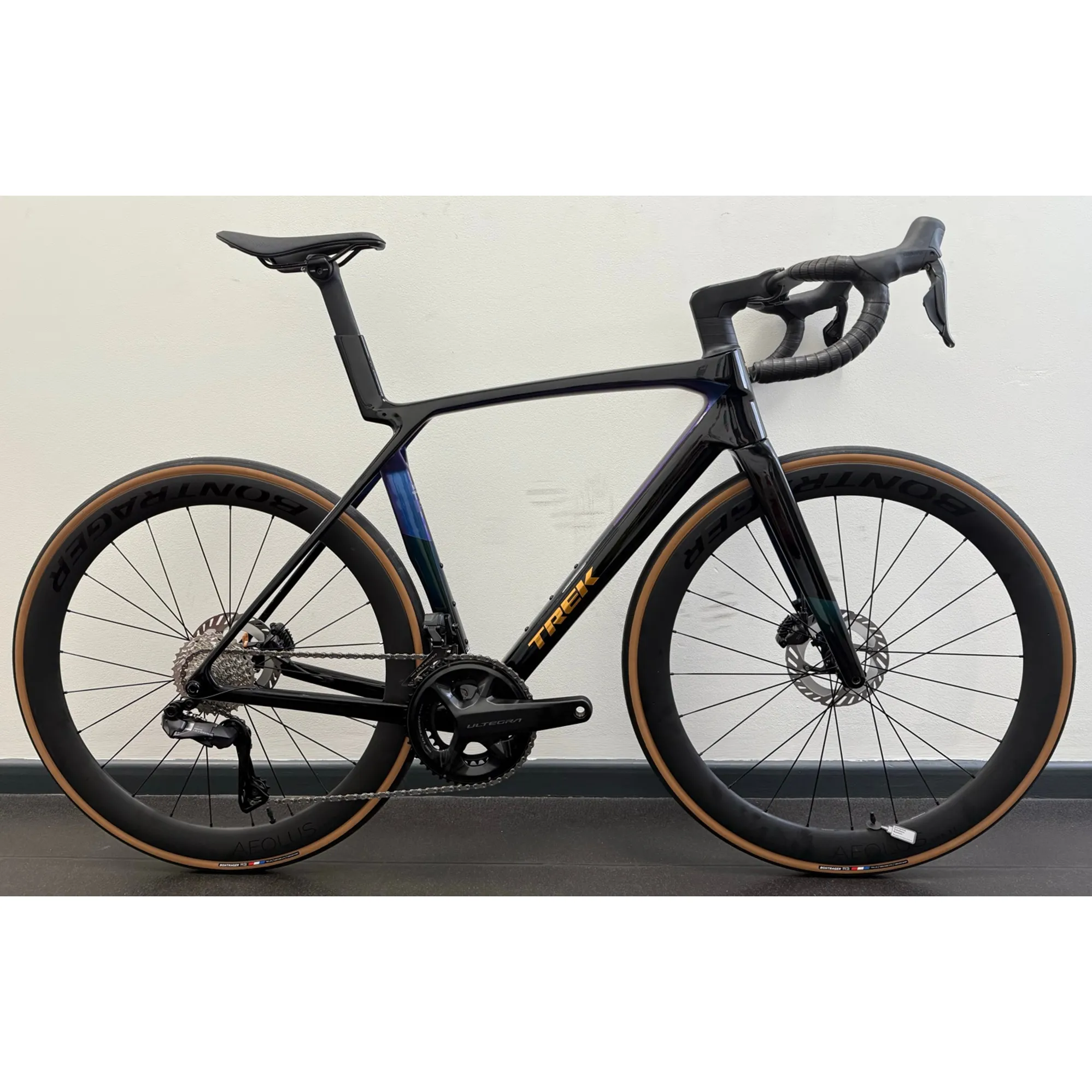 EX DISPLAY TREK MADONE SL DI2 GEN ROAD BIKE MEDIUM-LARGE 2025 IN DARK STAR