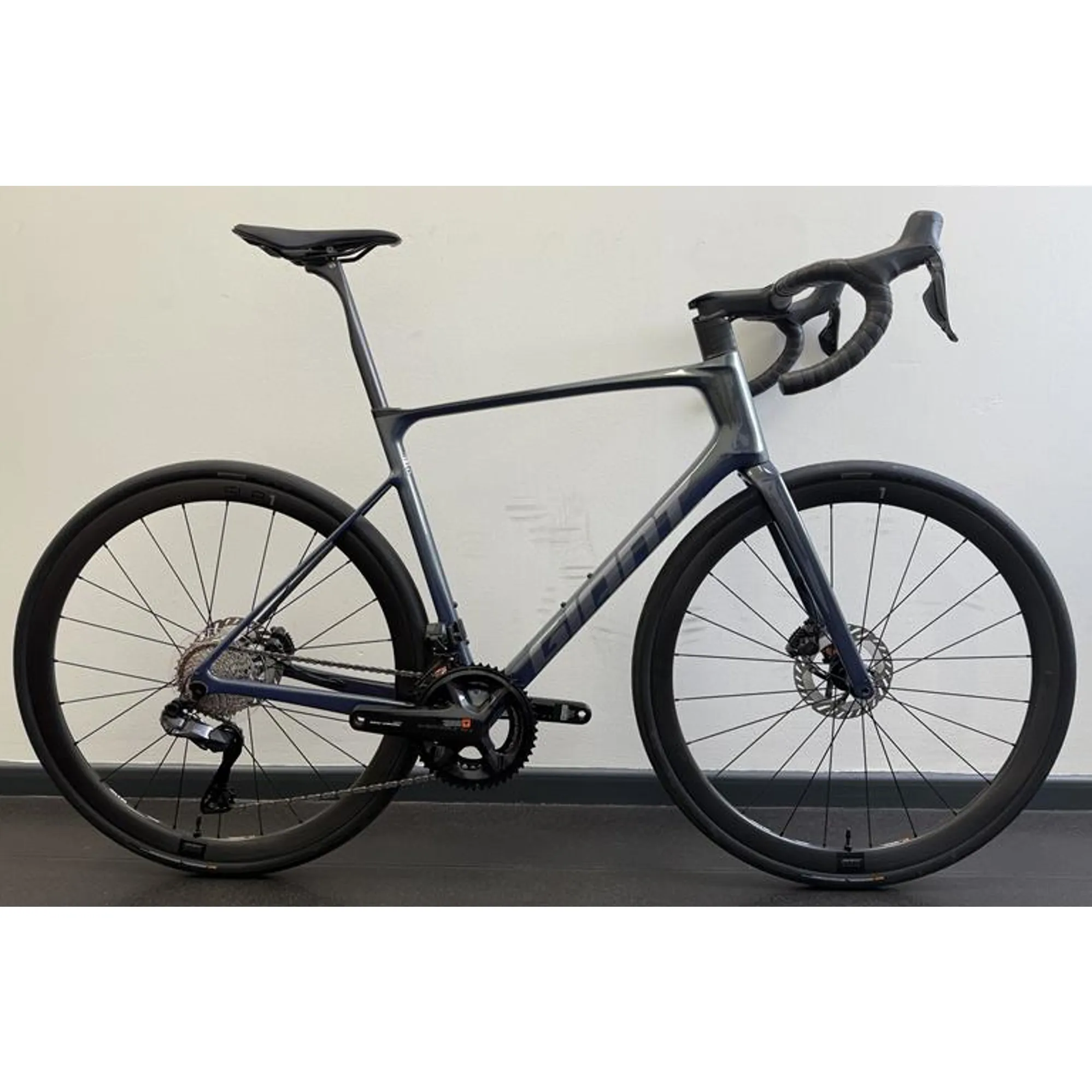 EX DISPLAY GIANT DEFY ADVANCED PRO ROAD BIKE MEDIUM-LARGE 2025 IN INTERSTELLAR