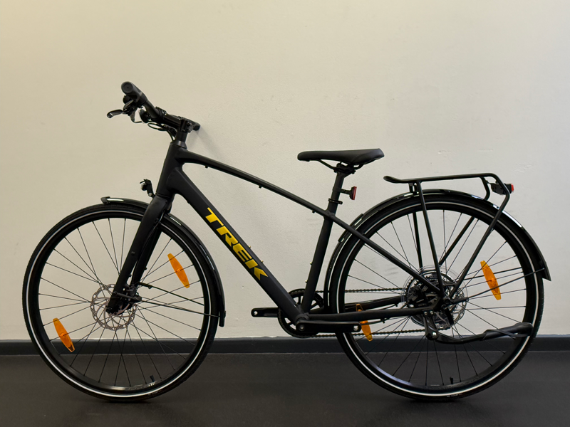 EX-DISPLAY Trek FX 2 Equipped Hybrid Bike Size Medium 2025 in Black-2