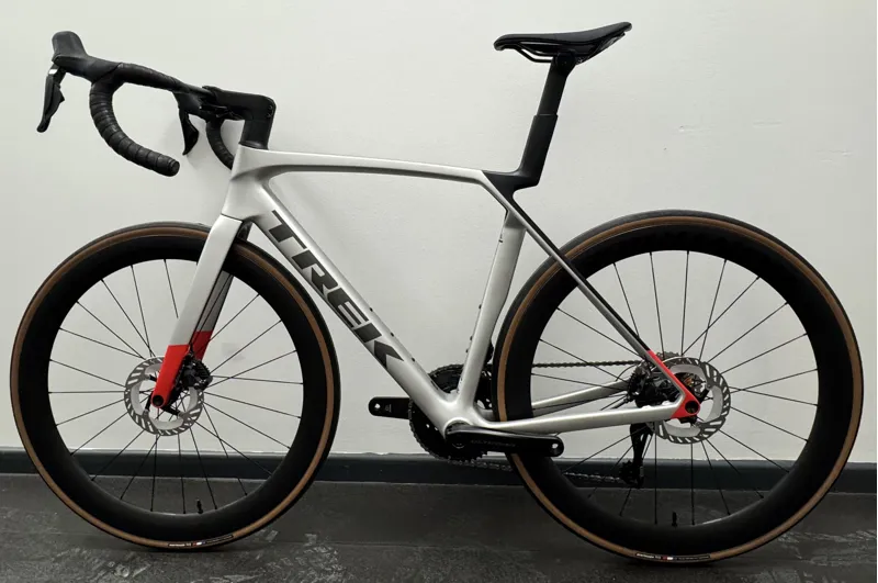 EX DISPLAY Trek Madone SL 7 Di2 Gen 8 Medium-Large Road Bike 2024 in Lunar Silver-1