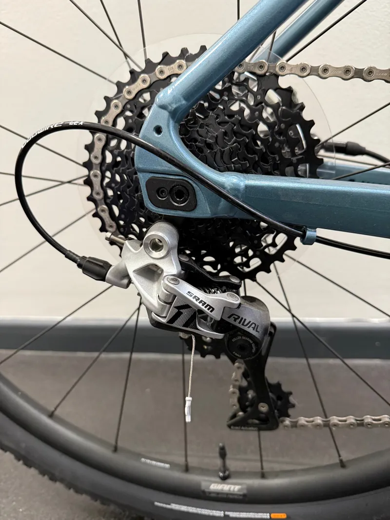 EX DEMO Giant Revolt X 1 Medium-Large Gravel Bike 2024 in Cold Night-6