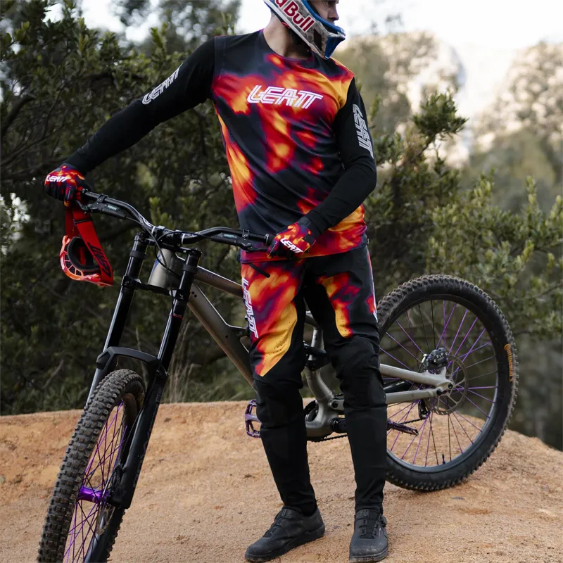 Leatt Gravity 8.0 MTB Pants in Heatmap Red-4