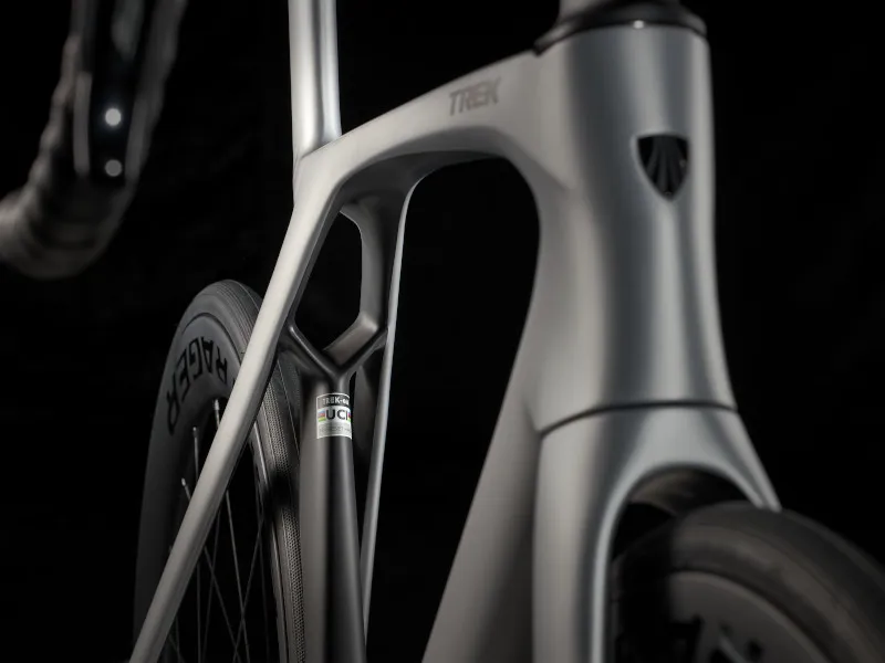 Trek Madone SLR 6 Gen 7 Carbon Road Race Bike 2023 in Quicksilver-4