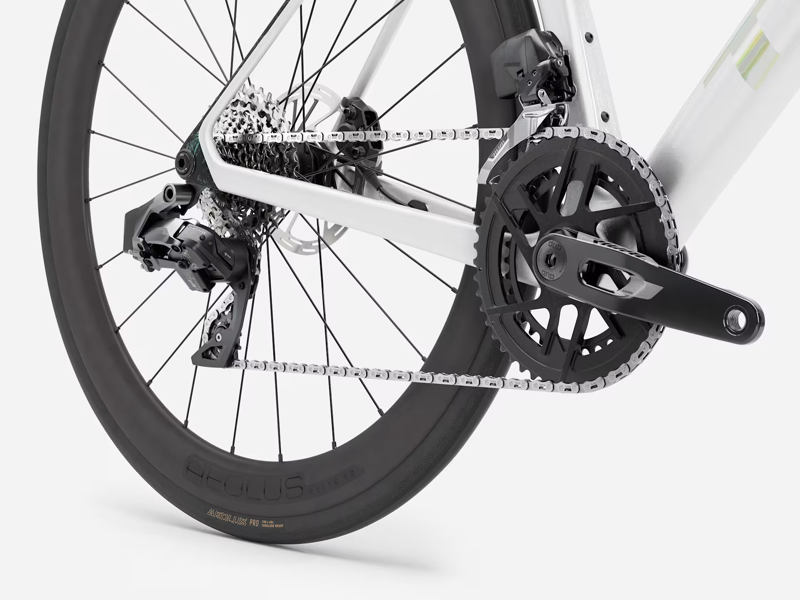 Trek Madone SL 6 Gen 8 AXS Road Bike 2026 in Gloss Crystal White/Matte Deep Smoke-5