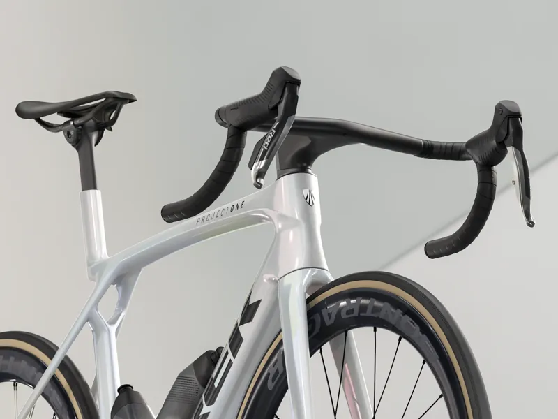 Trek Madone SLR 9 AXS Gen 8 Road Bike 2025 in Iridescent Blue Pearl Red -4