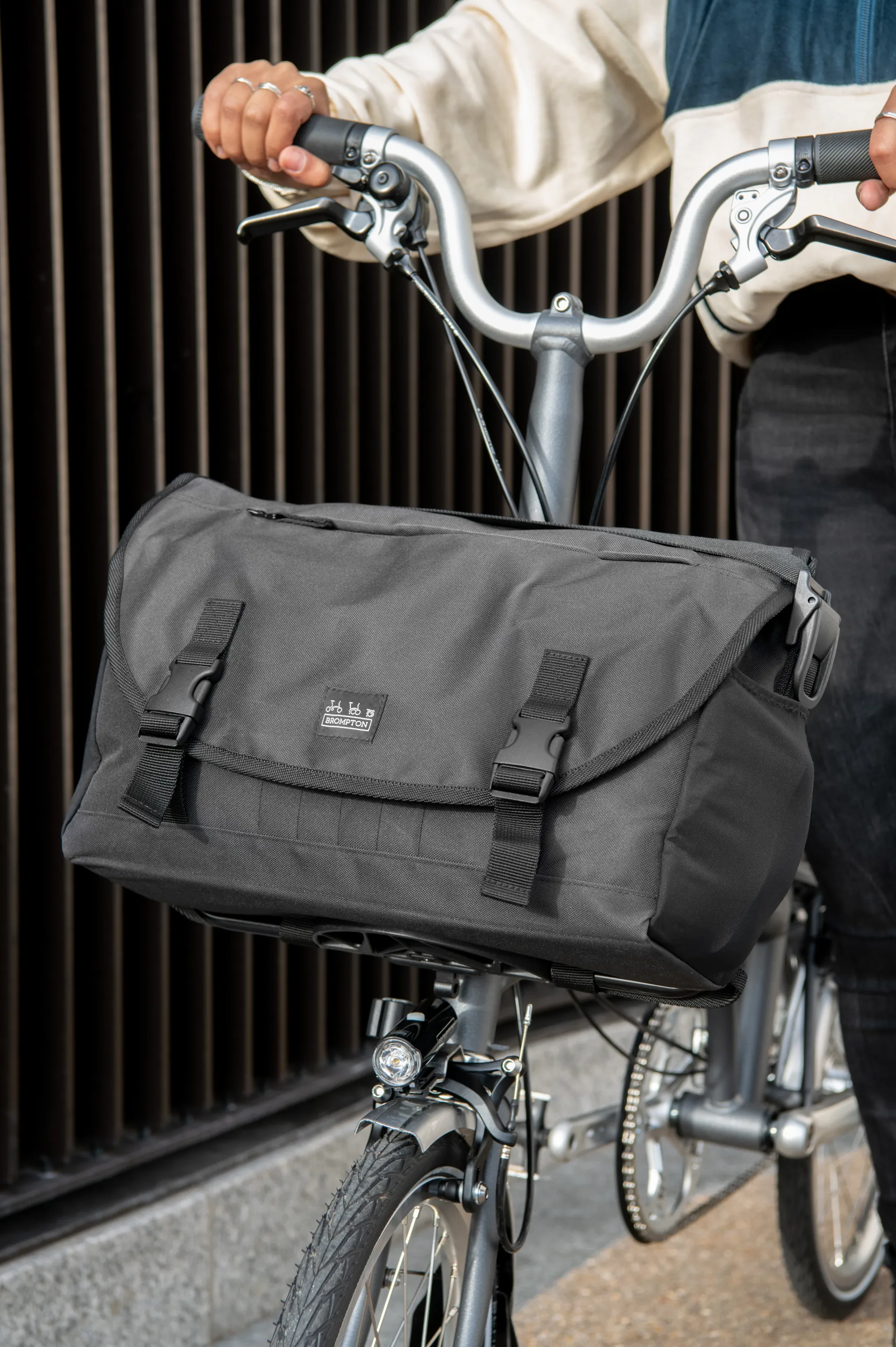 Brompton Metro Messenger Large Bag with Frame in Black