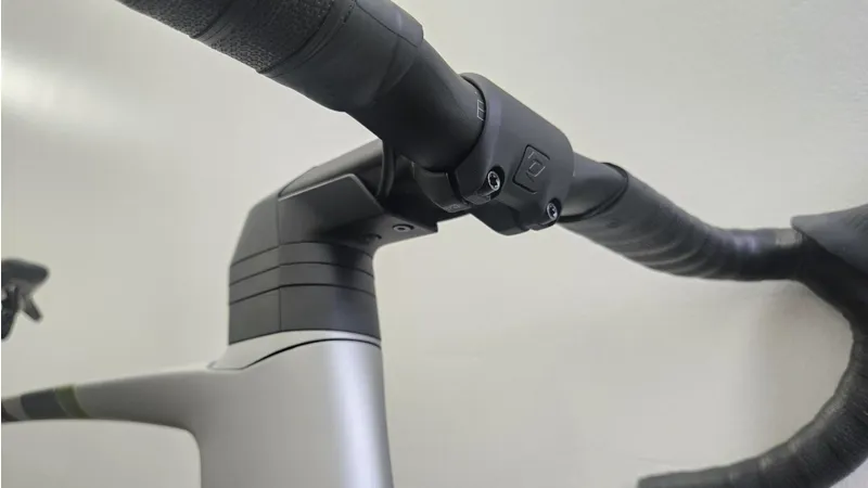 Scott Foil RC 30 Road Bike 2025 in White-8