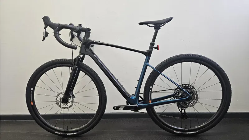 EX DISPLAY Giant Revolt X Advanced Pro 2 Gravel Bike Size MediumLarge 2025 in Black/Sea Sparkle-1