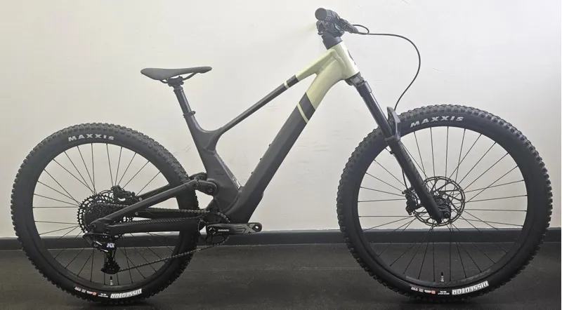EX DISPLAY Scott Genius ST 920 Full Suspension Mountain Bike Large 2025 in Grey