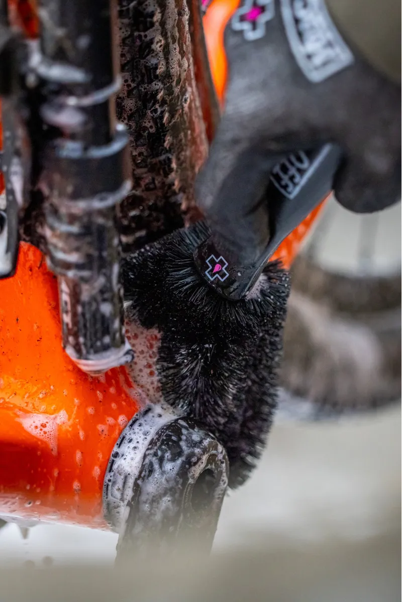 Muc-Off Two Prong Brush-5