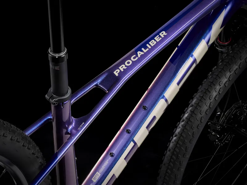 Trek Procaliber 9.5 Gen 3 Hardtail Mountain Bike 2026 in Purple Flip/Hex Blue-4