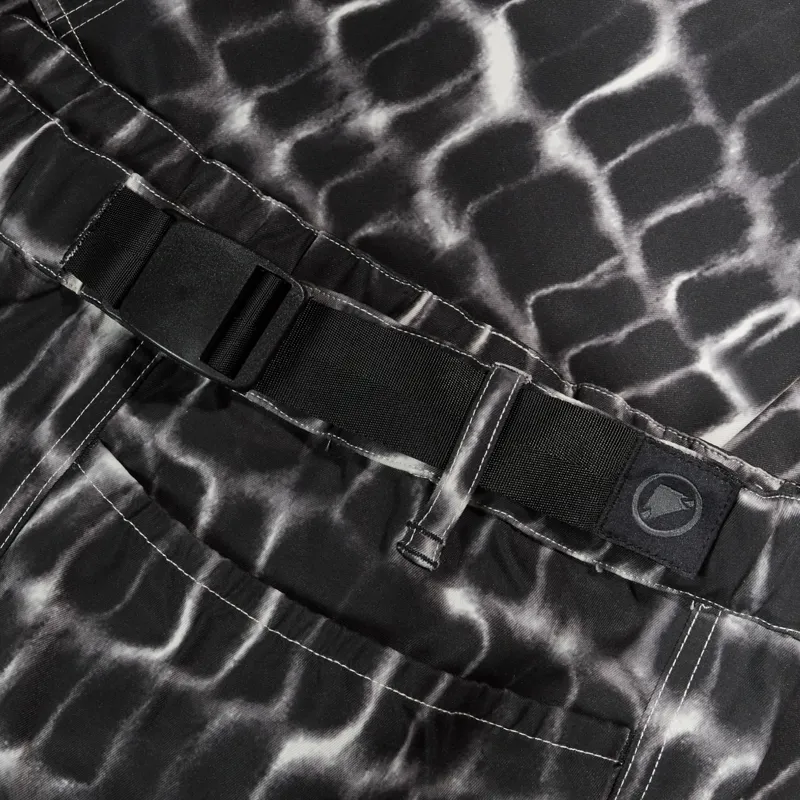 Endura Corner V Short  in Black Camo-5