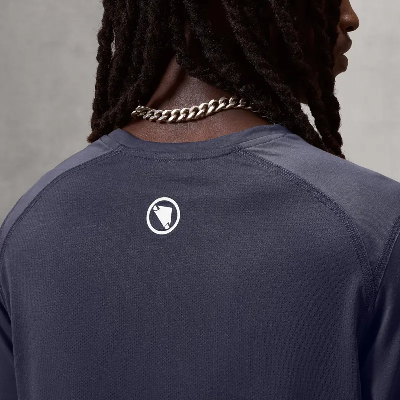 Endura Loop L/S Tech Tee in Carbon Grey-7