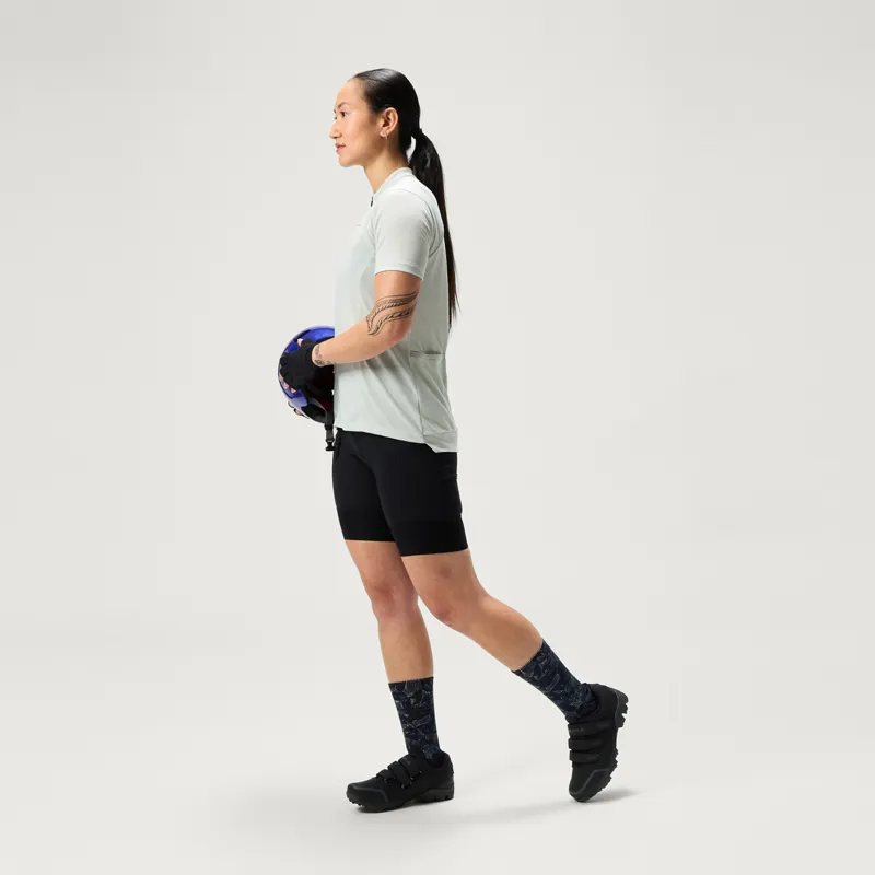 Endura Women's Loop Waist Short in Black-2