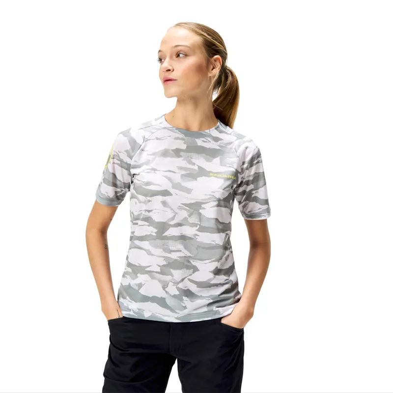 Endura MOUNTAIN CAMO Women's LTD Printed Short Sleeve Tee in Haar Grey-2