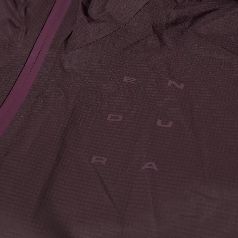 Endura Wms Alltrack Race Cape in Black-2