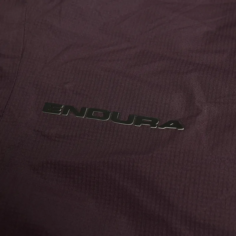 Endura Wms Alltrack Race Cape in Black-3