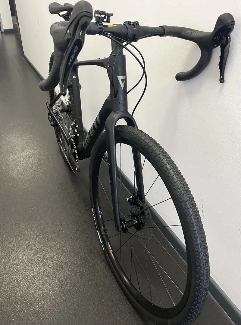 ONE OFF Giant Revolt Advanced 3 Gravel Bike MediumLarge 2022 in Carbon Black-3