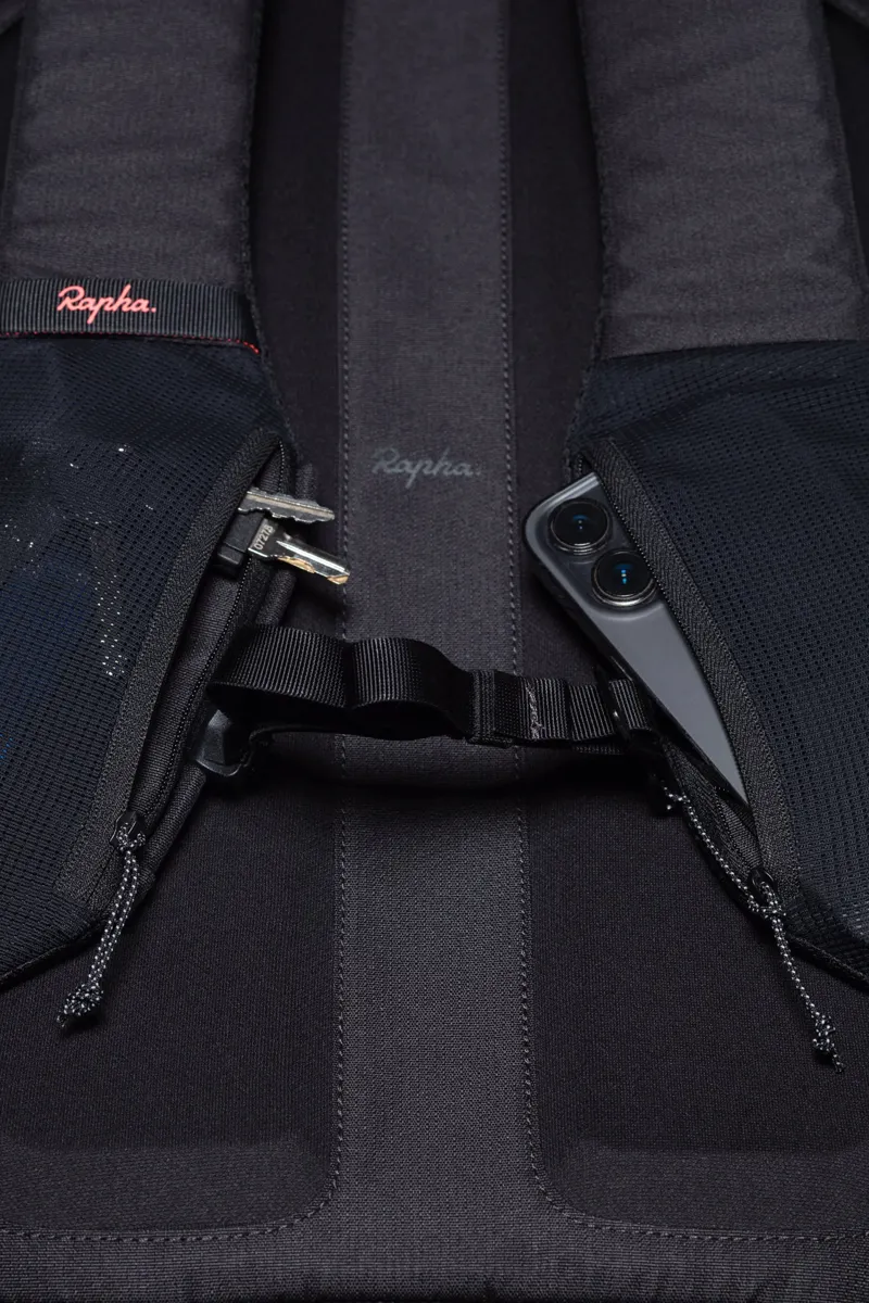 Rapha Domestique Backpack 16L in Black/Carbon Grey-5