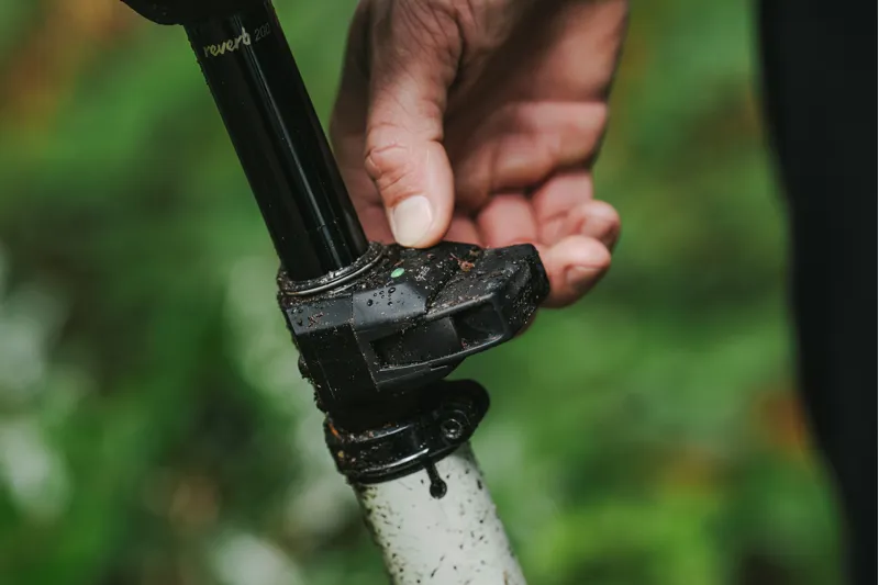 Rockshox Reverb B1 AXS Wireless Dropper Post in Black-7