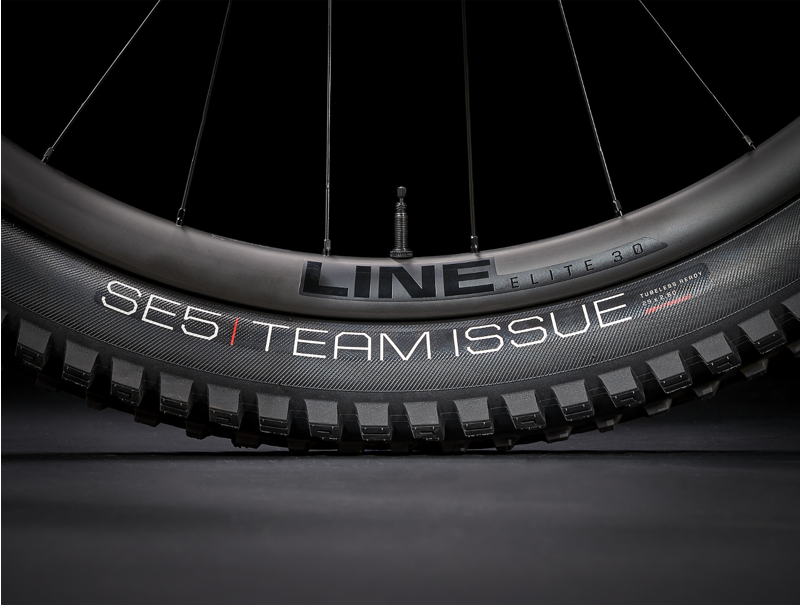 Trek Slash 9.9 XX1 Flight Attendant Mountain Bike 2022 in Radioactive Coral-3