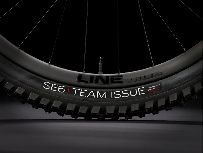 Trek Slash 9.8 XT Enduro Full Suspension Mountain Bike 2023 in Satin Baja Yellow-8