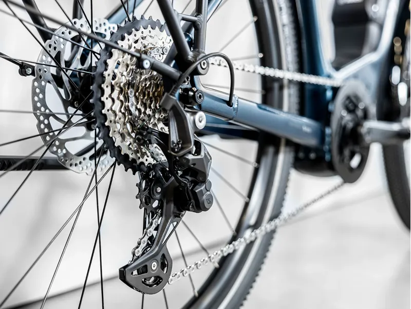 Trek Allant+ 6 725Wh Electric Hybrid Bike 2024 in Mulsanne Blue-5