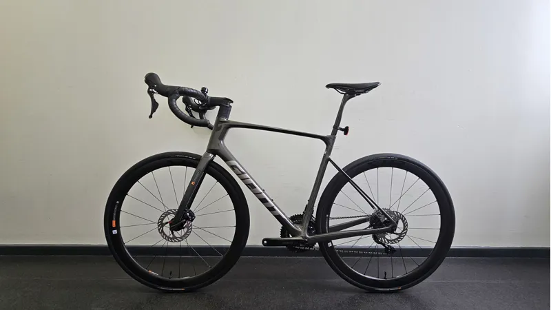 EX DISPLAY Giant Defy Advanced Pro 2 Road Bike MediumLarge 2026 in Stealth Chrome-1