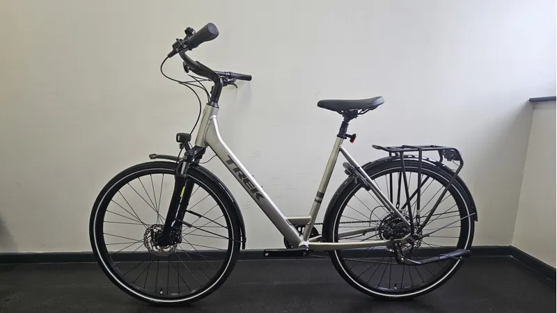 EX DISPLAY Trek Verve Lowstep Equipped Hybrid Bike Large 2027 in Lunar Silver-6