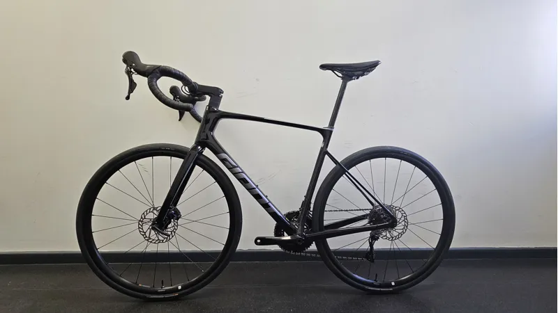 EX DISPLAY Giant ML Defy Advanced 2 Road Bike 2025 in Carbon Smoke-1