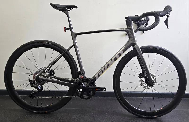 EX DISPLAY Giant Defy Advanced Pro 2 Road Bike MediumLarge 2026 in Stealth Chrome