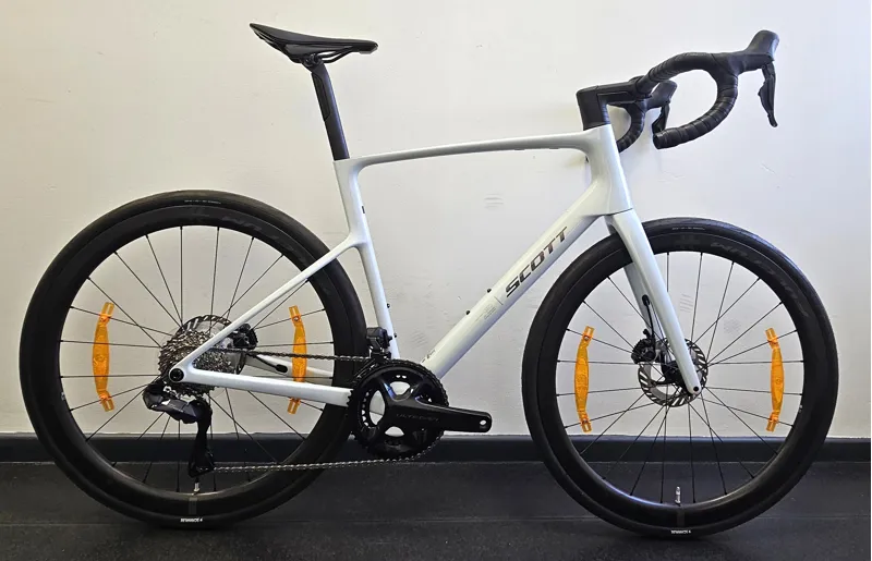 EX DISPLAY Scott Addict 20 Road Bike Large 2027 in Cumulus White