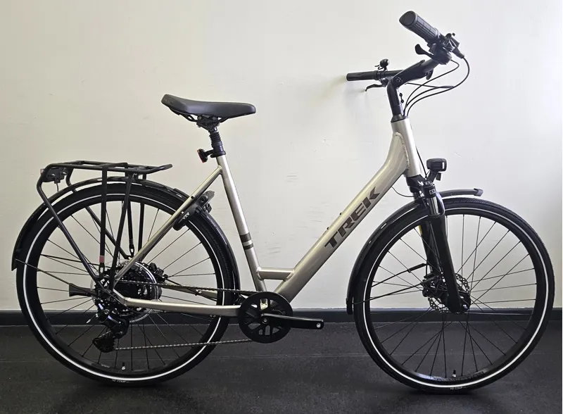 EX DISPLAY Trek Verve Lowstep Equipped Hybrid Bike Large 2027 in Lunar Silver