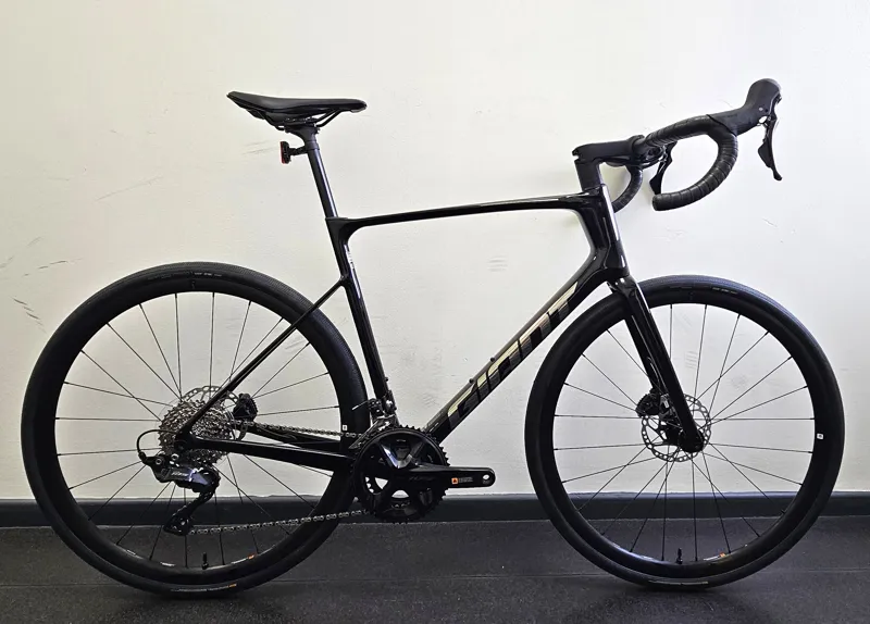 EX DISPLAY Giant Defy Advanced 2 Road Bike Large 2026 in Abyss Black