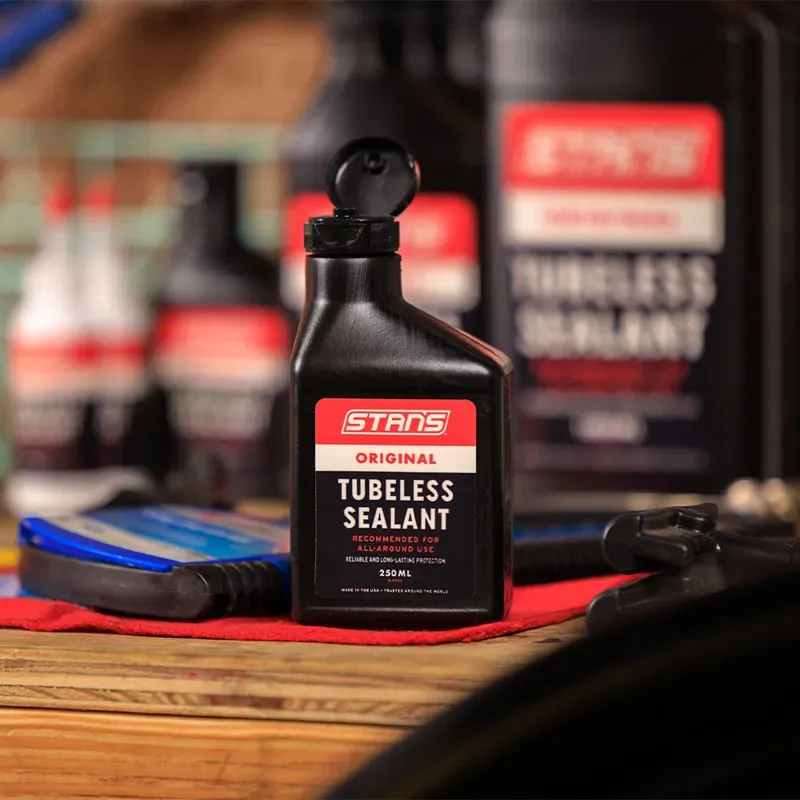 Stans Tubeless Tyre Sealant 250ml Single Bottle in Black-3