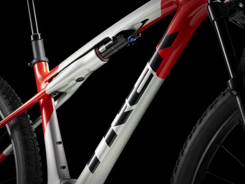 Trek Supercaliber SL 9.6 Gen 2 2025 in Lunar Silver/Lava Red-4