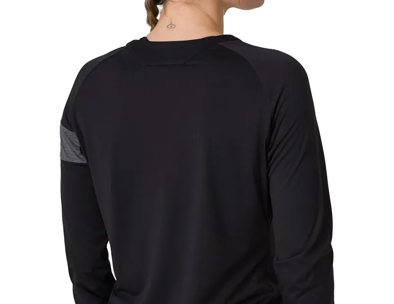 Rapha Women's Trail Long Sleeve Technical T-Shirt in Black/Grey-2