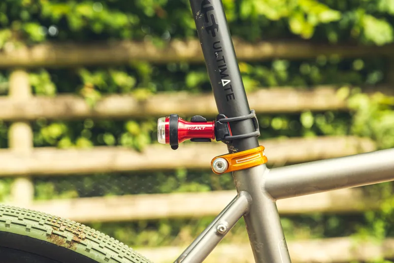 USE TraceR - USB-C Rechargeable Rear light - with DayBright ReAKT and Peloton in Red-11