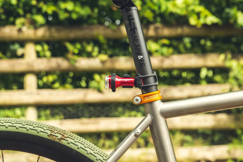 USE TraceR - USB-C Rechargeable Rear light - with DayBright ReAKT and Peloton in Red-12