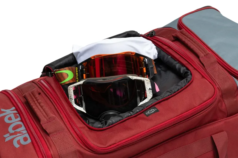 Albek Meridian Gear Bag in Burgundy-7