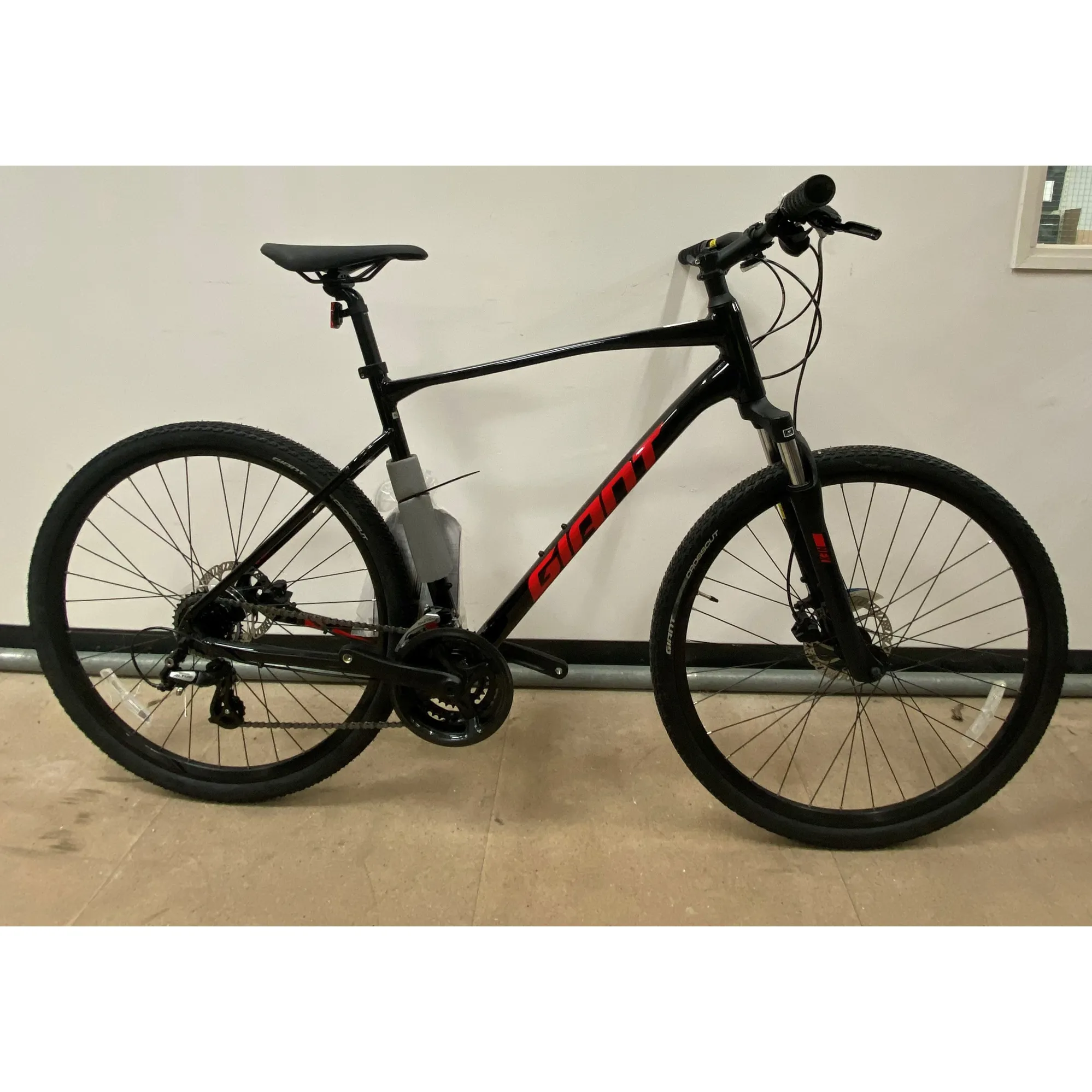 Ex-Display Giant Roam 4 Disc Hybrid Bike X-Large 2021 in Black Ex-Display Giant Roam 4 Disc Hybrid Bike X-Large 2021 in Black