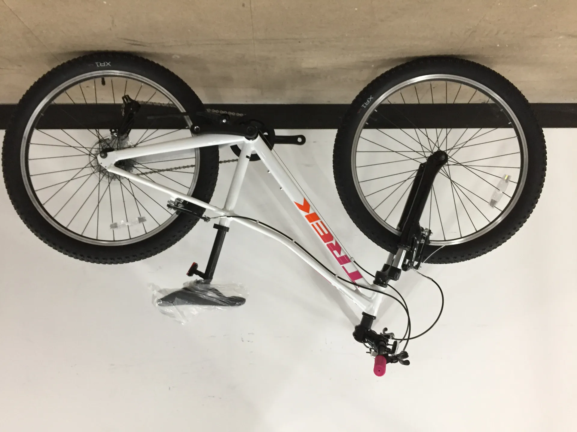 EX-DISPLAY Trek Precaliber 24 Inch Suspension 8 Speed Kids