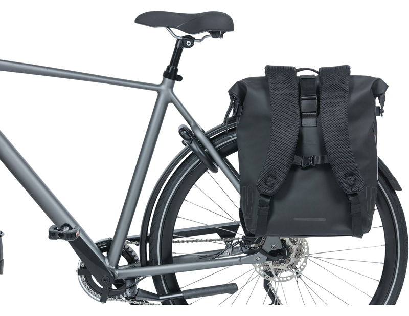 Basil SoHo Bicycle Backpack Nordlicht 17L in Night Black-5