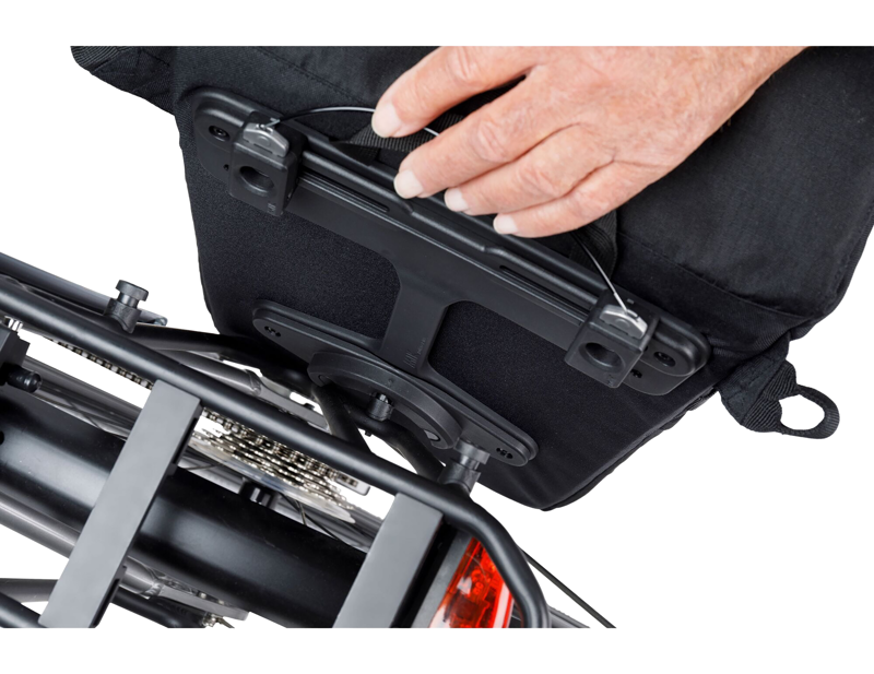 Basil Move Commuter Bicycle Bag MIK Studs 15L in Black-4