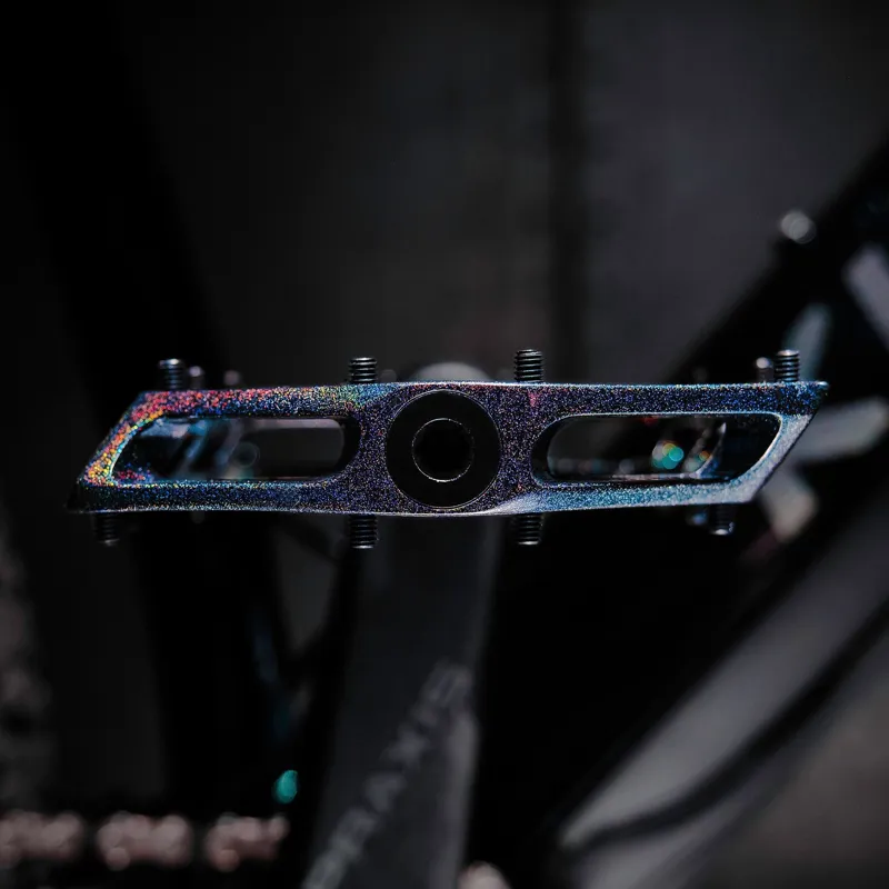 DMR V12 Special Edition Flat Pedal in Galaxy Black-12
