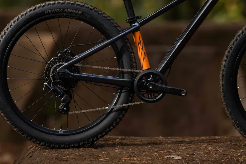 Giant STP 24 Kids Jump Bike 2026 in Black Chrome-10