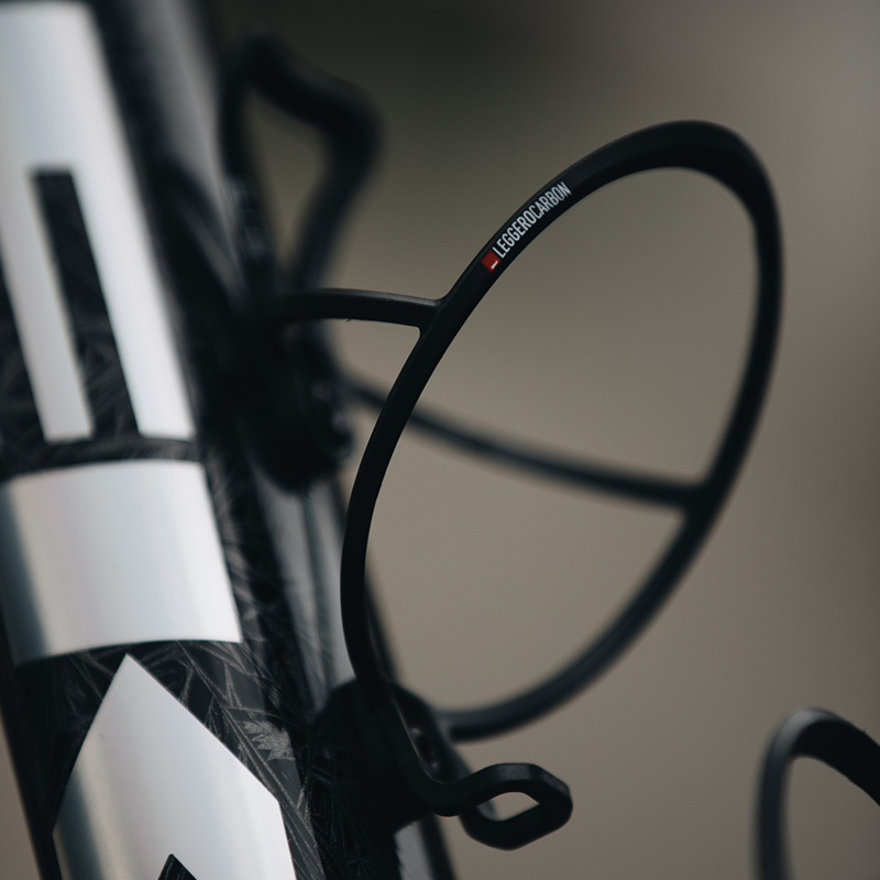 Elite Leggero Carbon Bottle Cage in Black/Red-2