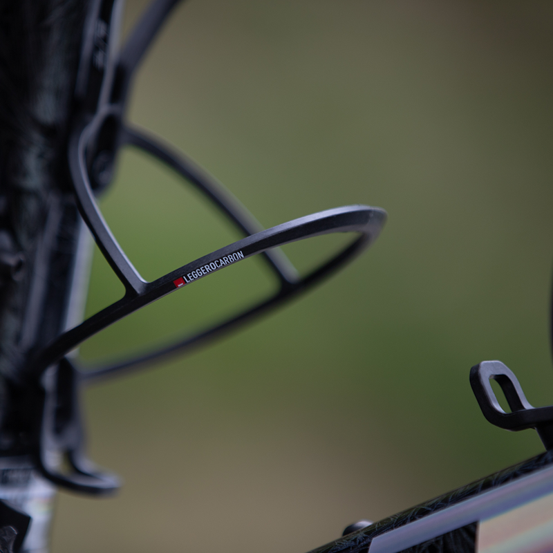 Elite Leggero Carbon Bottle Cage in Black/Red-3