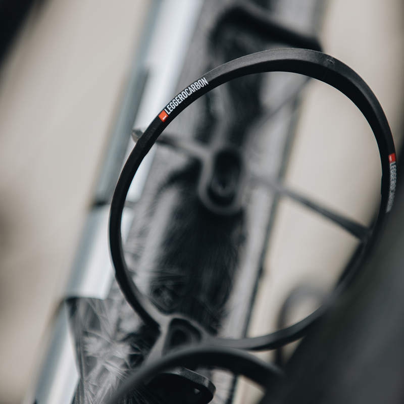 Elite Leggero Carbon Bottle Cage in Black/Red-4